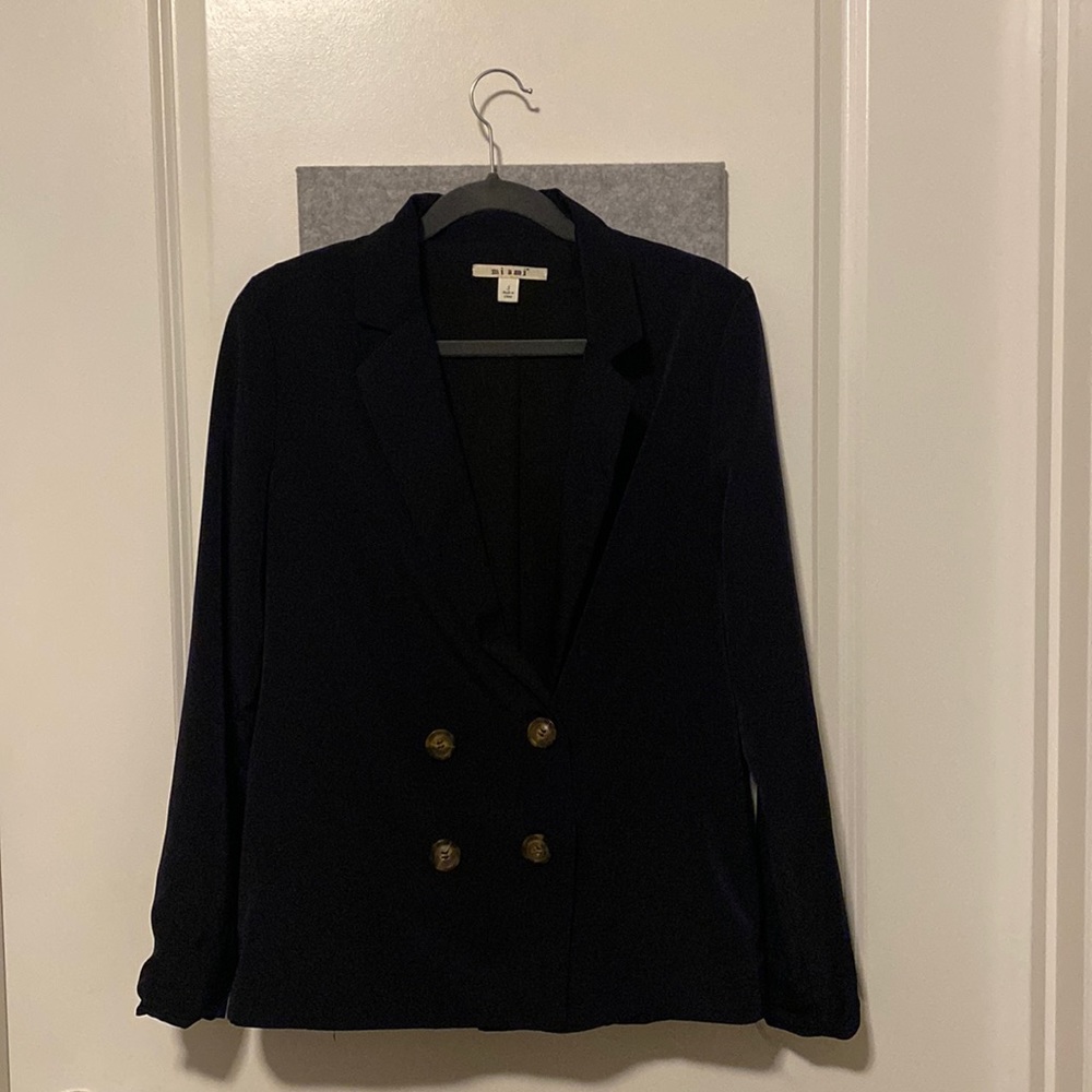 Miami blazer. Size small. Doesn’t fit me so only used once or twice.